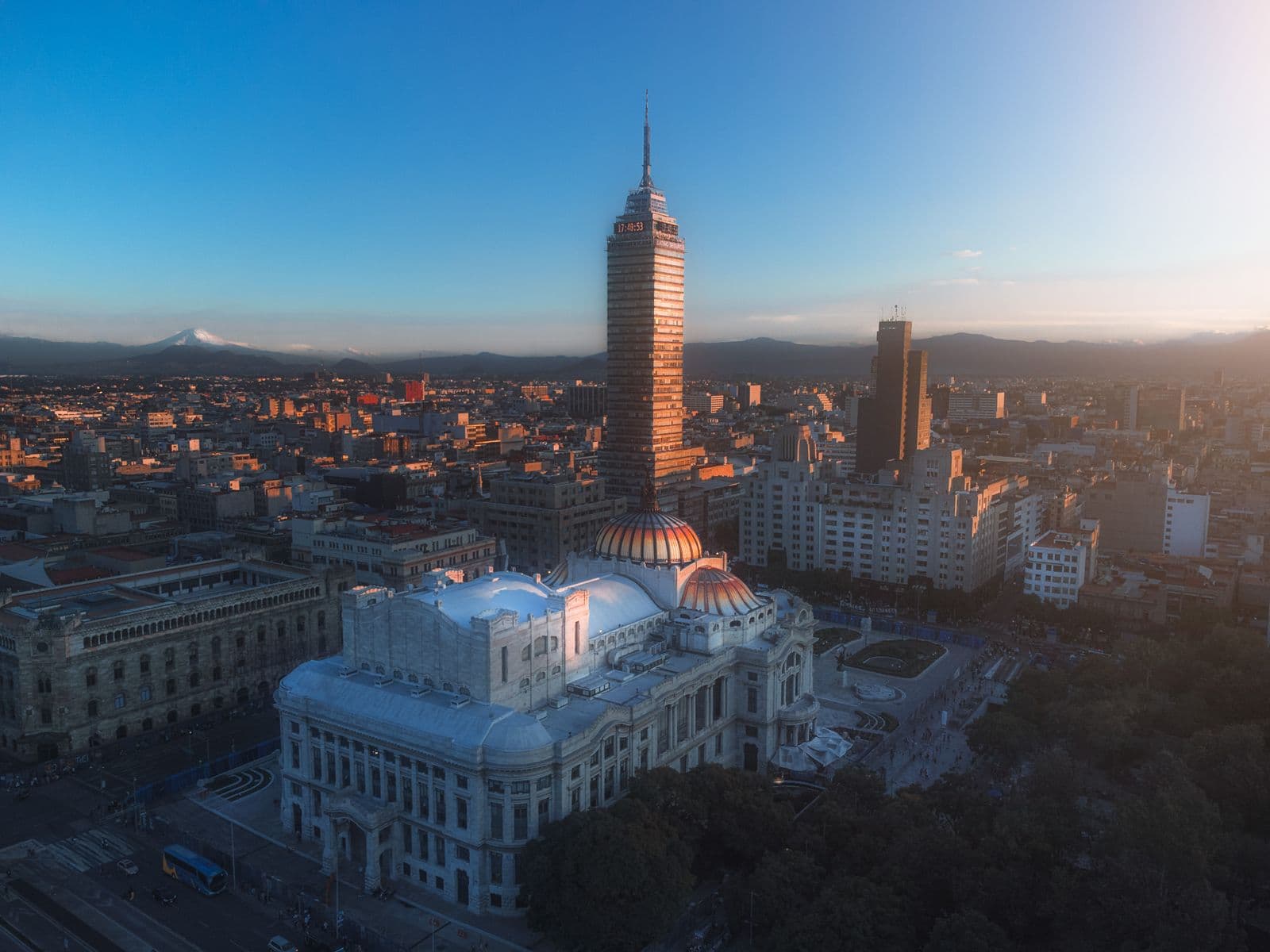 Vista de la Ciudad de México con el Palacio de Bellas Artes y la Torre Latinoamericana